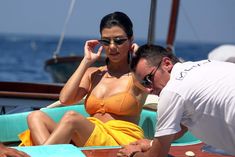 Аппетитная попка Кортни Кардашян в сексуальном бикини на лодочной прогулке в Италии фото #20