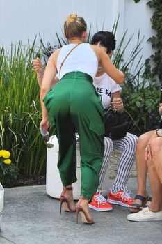 Красотка Кристен Белл без лифчика на улицах Брентвуда фото #8