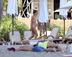 Красотка Амелия Виндзор топлесс на пляже на Ибице фото #11