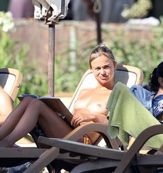 Красотка Амелия Виндзор топлесс на пляже на Ибице фото #14