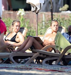 Красотка Амелия Виндзор топлесс на пляже на Ибице фото #15