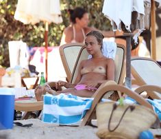 Красотка Амелия Виндзор топлесс на пляже на Ибице фото #20