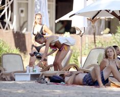 Красотка Амелия Виндзор топлесс на пляже на Ибице фото #24