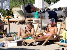 Красотка Амелия Виндзор топлесс на пляже на Ибице фото #25