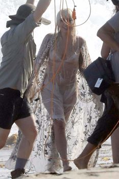 Красотка Леди Гага в прозрачном наряде на пляже Нью-Йорка фото #5