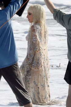 Красотка Леди Гага в прозрачном наряде на пляже Нью-Йорка фото #9