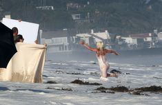 Красотка Леди Гага в прозрачном наряде на пляже Нью-Йорка фото #20