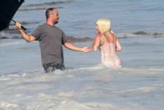 Красотка Леди Гага в прозрачном наряде на пляже Нью-Йорка фото #24