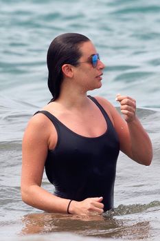 Красотка Лиа Мишель  в сексуальном купальнике на Гавайях фото #1