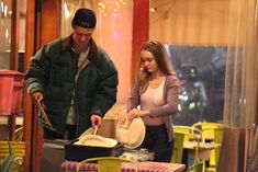 Торчащие соски Лили-Роуз Депп сквозь майку в ресторане в Западном Голливуде фото #1