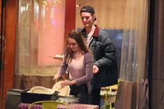 Торчащие соски Лили-Роуз Депп сквозь майку в ресторане в Западном Голливуде фото #2