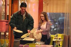 Торчащие соски Лили-Роуз Депп сквозь майку в ресторане в Западном Голливуде фото #3