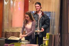 Торчащие соски Лили-Роуз Депп сквозь майку в ресторане в Западном Голливуде фото #4