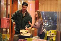 Торчащие соски Лили-Роуз Депп сквозь майку в ресторане в Западном Голливуде фото #6