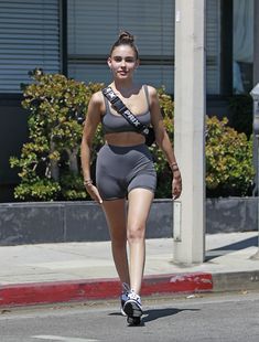 Аппетитная Мэдисон Бир в сексуальном обтягивающем наряде на улицах Лос-Анджелеса фото #1