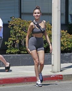 Аппетитная Мэдисон Бир в сексуальном обтягивающем наряде на улицах Лос-Анджелеса фото #4