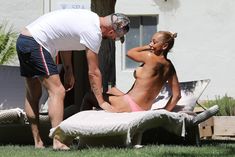 Красотка Мелани Браун топлесс в Калифорнии фото #1