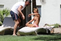 Красотка Мелани Браун топлесс в Калифорнии фото #4