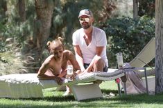 Красотка Мелани Браун топлесс в Калифорнии фото #8