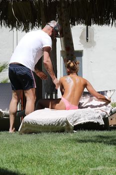 Красотка Мелани Браун топлесс в Калифорнии фото #15