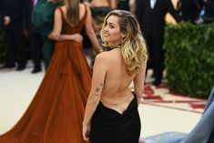 Красивая Майли Сайрус в откровенном наряде на Fashion & The Catholic Imagination Costume Institute Gala фото #14