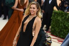 Красивая Майли Сайрус в откровенном наряде на Fashion & The Catholic Imagination Costume Institute Gala фото #15