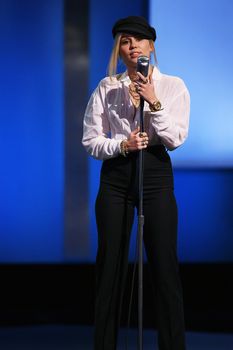 Возбуждающие соски Майли Сайрус в прозрачной рубашке на выступлении в Лос-Анджелесе фото #2