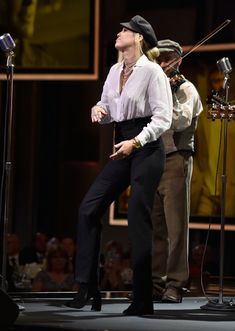 Возбуждающие соски Майли Сайрус в прозрачной рубашке на выступлении в Лос-Анджелесе фото #3