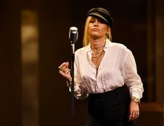 Возбуждающие соски Майли Сайрус в прозрачной рубашке на выступлении в Лос-Анджелесе фото #5