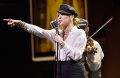 Возбуждающие соски Майли Сайрус в прозрачной рубашке на выступлении в Лос-Анджелесе фото #6