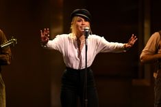 Возбуждающие соски Майли Сайрус в прозрачной рубашке на выступлении в Лос-Анджелесе фото #7