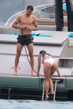 Красотка Николь Шерзингер в сексуальном бикини на Сен-Тропе фото #1