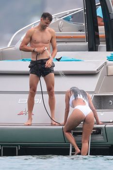 Красотка Николь Шерзингер в сексуальном бикини на Сен-Тропе фото #2