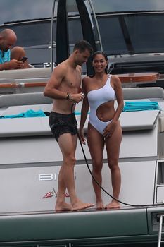 Красотка Николь Шерзингер в сексуальном бикини на Сен-Тропе фото #4