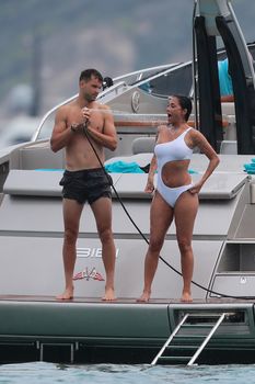 Красотка Николь Шерзингер в сексуальном бикини на Сен-Тропе фото #6