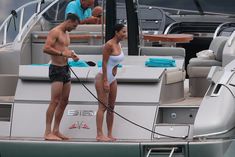 Красотка Николь Шерзингер в сексуальном бикини на Сен-Тропе фото #11