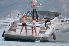 Красотка Николь Шерзингер в сексуальном бикини на Сен-Тропе фото #13