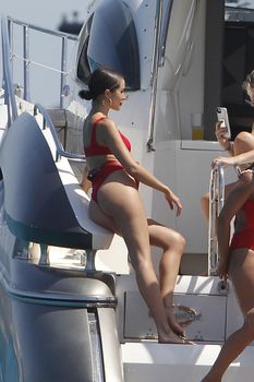 Страстная Оливия Калпо в ярком бикини на яхте на Форминтере фото #1