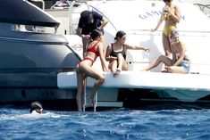 Страстная Оливия Калпо в ярком бикини на яхте на Форминтере фото #11