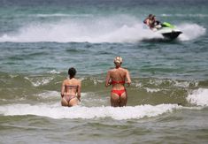 Красотка Оливия Калпо в сексуальном бикини на пляже Майами фото #6