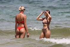 Красотка Оливия Калпо в сексуальном бикини на пляже Майами фото #9