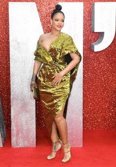 Красотка Рианна засветила грудь на премьере Oceans 8 в Лондоне фото #8