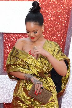 Красотка Рианна засветила грудь на премьере Oceans 8 в Лондоне фото #11