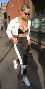 Красотка Рита Ора засветила сосок в Манчестере фото #3