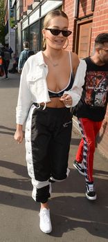 Красотка Рита Ора засветила сосок в Манчестере фото #5