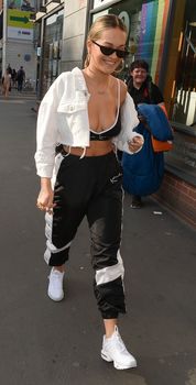 Красотка Рита Ора засветила сосок в Манчестере фото #8