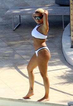 Красавица Рита Ора в сексуальном бикини во Франции фото #1