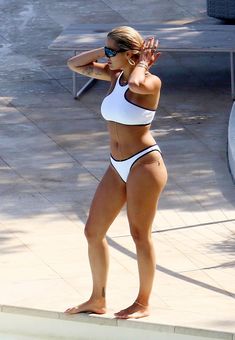 Красавица Рита Ора в сексуальном бикини во Франции фото #2