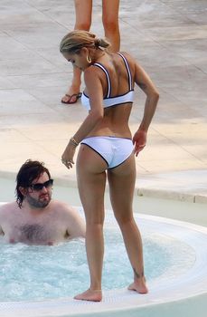 Красавица Рита Ора в сексуальном бикини во Франции фото #8