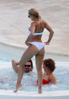 Красавица Рита Ора в сексуальном бикини во Франции фото #10